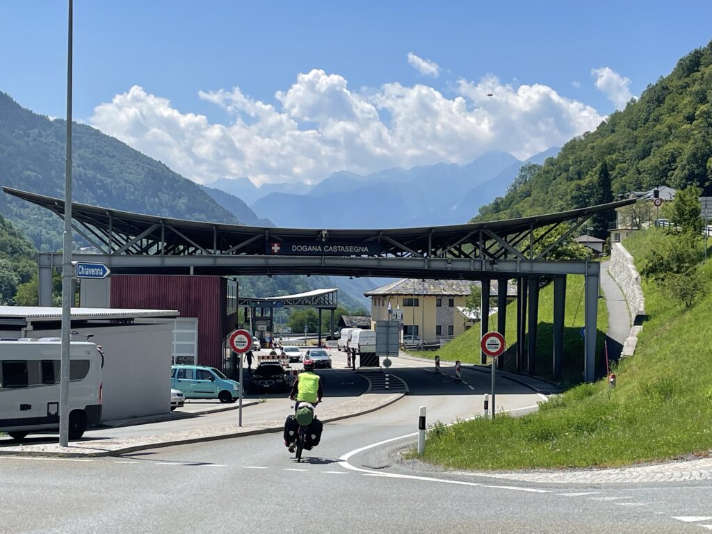 Rodion fietst door de grensovergang van Zwitserland naar Italië