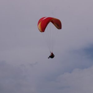 Paraglider in de lucht